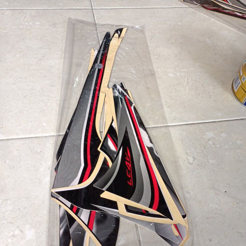 striping stiker les body Vixion lama 2012 hitam putih