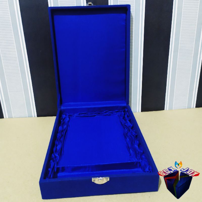 

Box Plakat Akrilik Piala Resin Acrylic Box Bludru Penghargaan