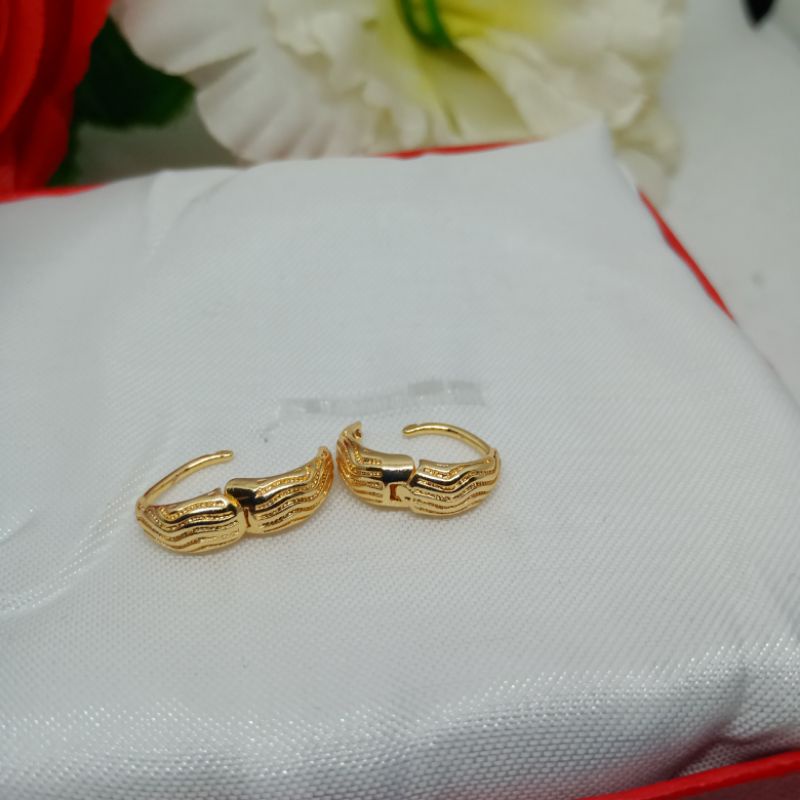 anting wanita dewasa motif tringgiling, anting titanium asli anti luntur anti karat,anting perhiasan fashion wanita import,perhiasan mirip mas asli, perhiasan berlapis emas 24 k