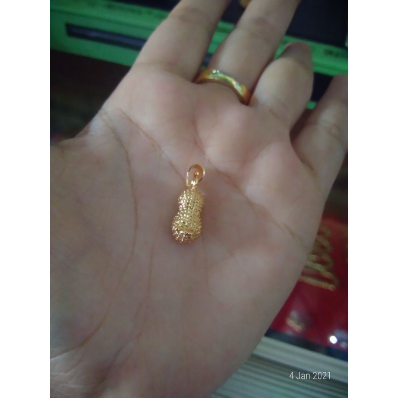 liontin kacang