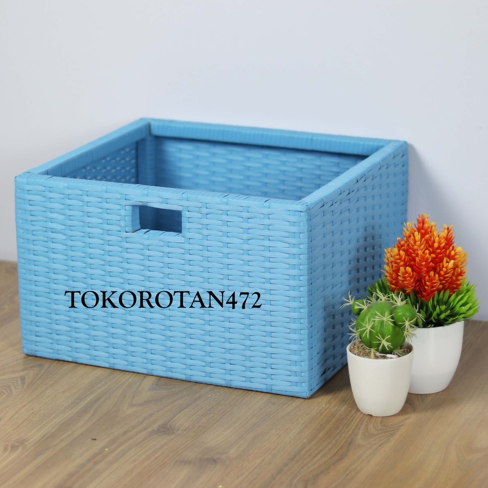 Laci Lemari Rotan Sintetis