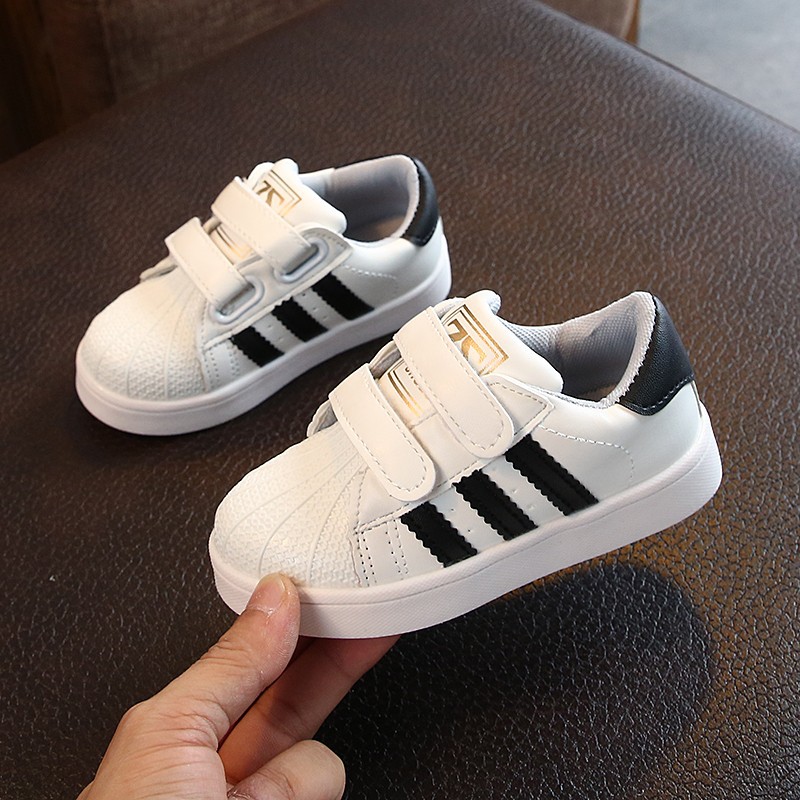 sepatu sandal sneakers