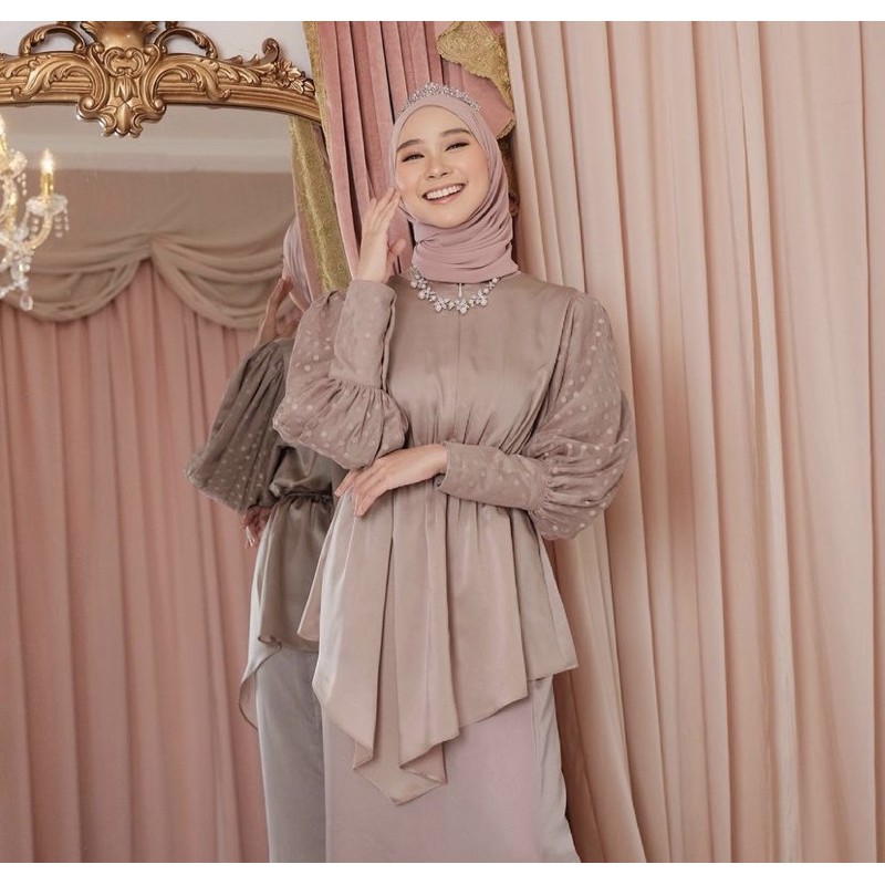 Daphne blouse vanilla hijab