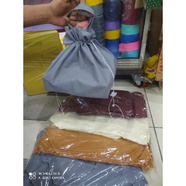

Ginger- TAS BESEK SPUNBOND POLOS / BOX NASI TEBAL 22x22 ( LUSIN )