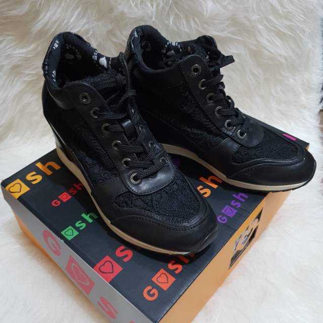Sepatu hitam gosh dengan hak