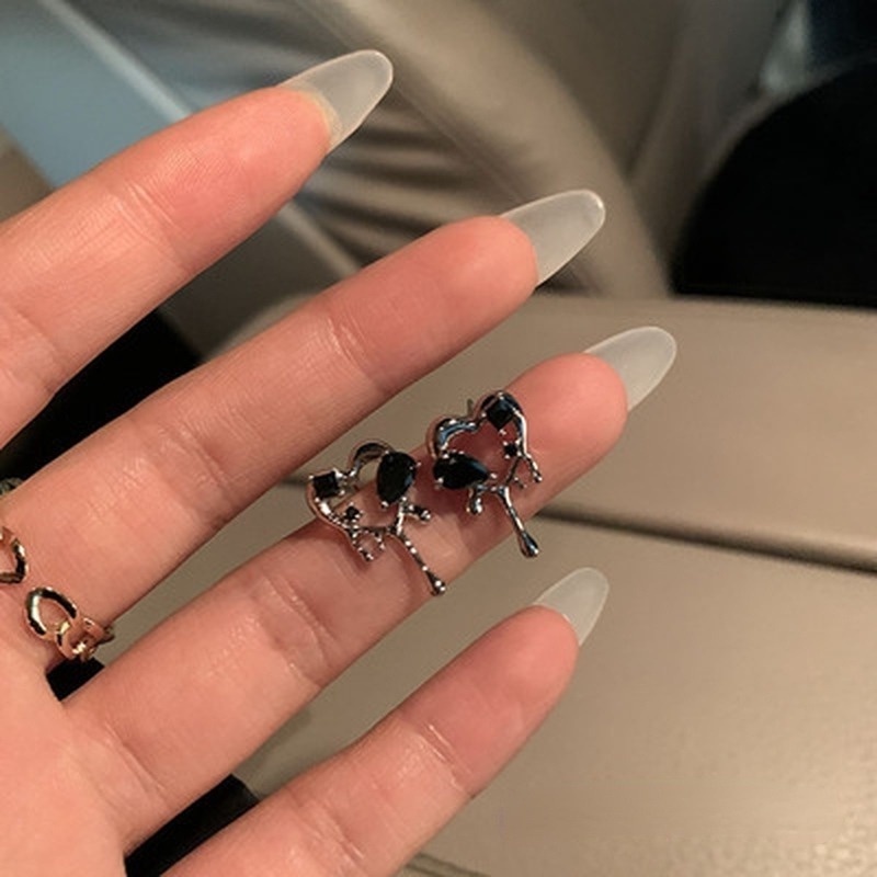 1 Pasang Anting Stud Bentuk Hati Bahan Alloy Gaya Korea Untuk Wanita