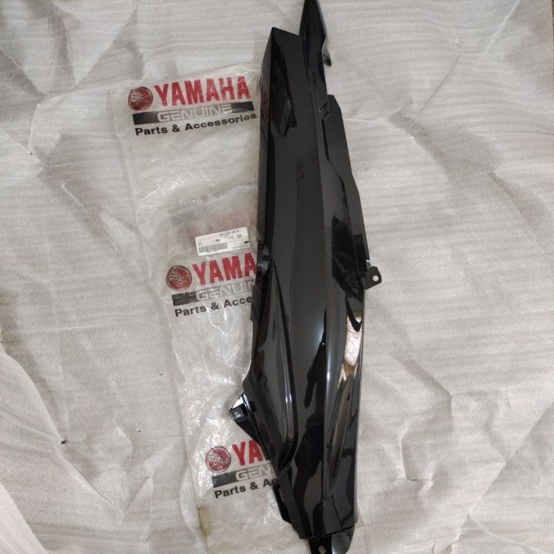 COD Cover tutup body belakang Side 4 Bagian Kanan (Hitam) Yamaha Vega R New 2006 Original asli 4D7-F