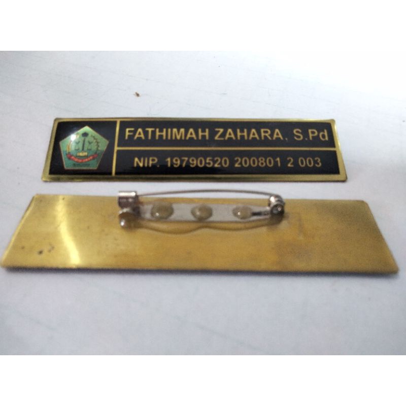 

papan nama kuning resin peniti