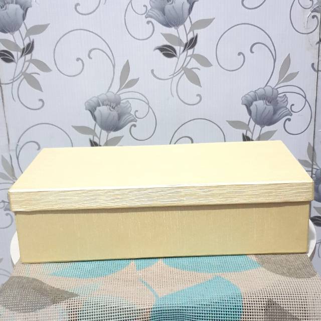 

Kotak Kado/Gift Box Exclusive Emboss Full Lapisan Cream Salur Besar