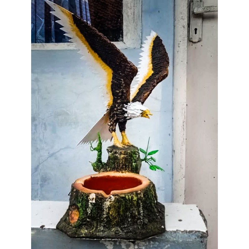 Asbak unik patung burung elang