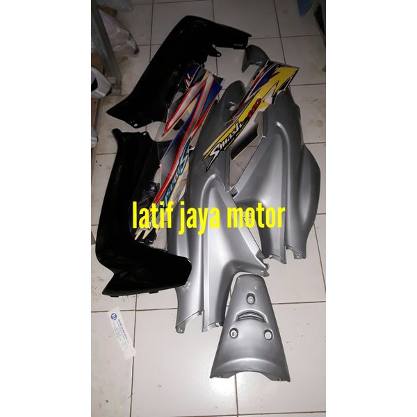 bodi plus sayap plus tameng depan suzuki smash tahun 2004 hitam silver .