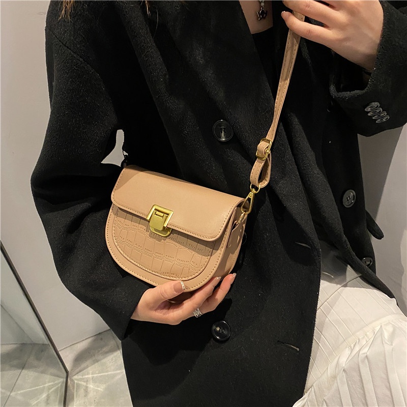 Tas Selempang Wanita Import Tas Batam Fashion Korea High Quality Pu Material Tas Selempang Vintage Half Circle Saddle bag Tas Selempang Bahu