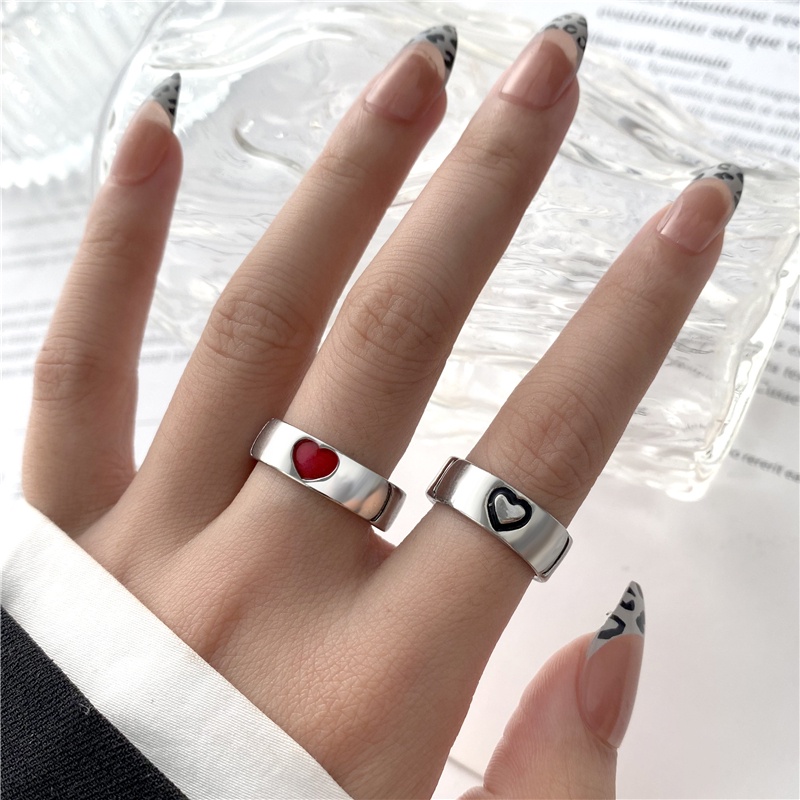 Set Cincin Desain Butterfly Hati Motif Kotak-Kotak Hitam Putih Bahan Metal Gaya Punk Untuk Wanita