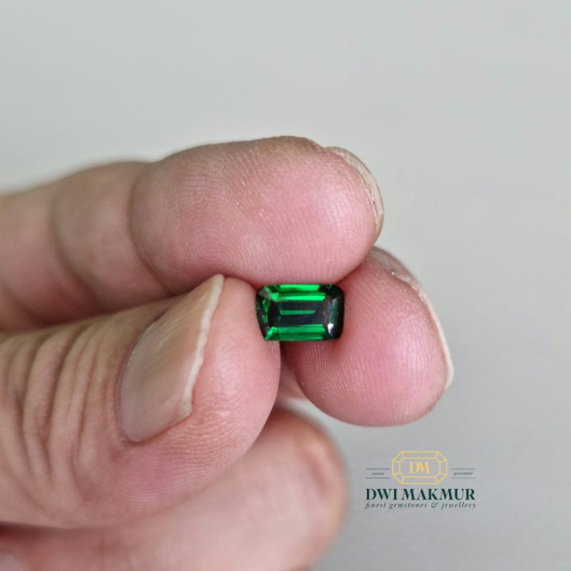 CGL Certified Vivid Green,Clean,NTE 1.20 Cts TSAVORITE GARNET