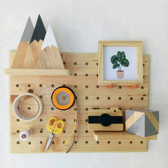Pegboard (pajangan kayu / rak kayu / papan multifungsi)