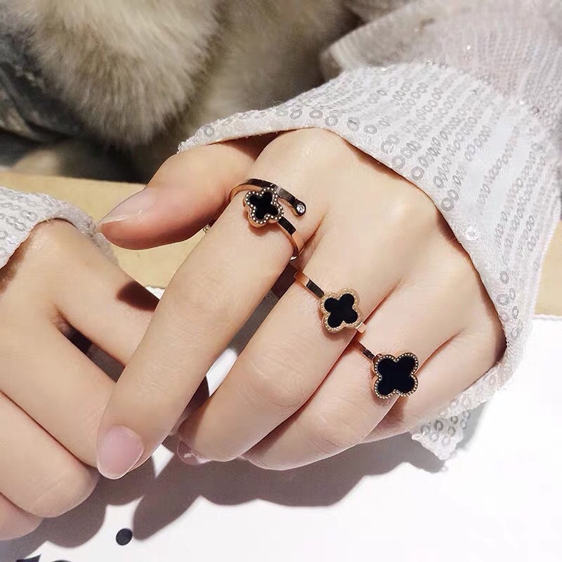 Cincin Wanita Desain Daun Semanggi Bahan Titanium Warna Hitam Dan Rose Gold Untuk Wanita