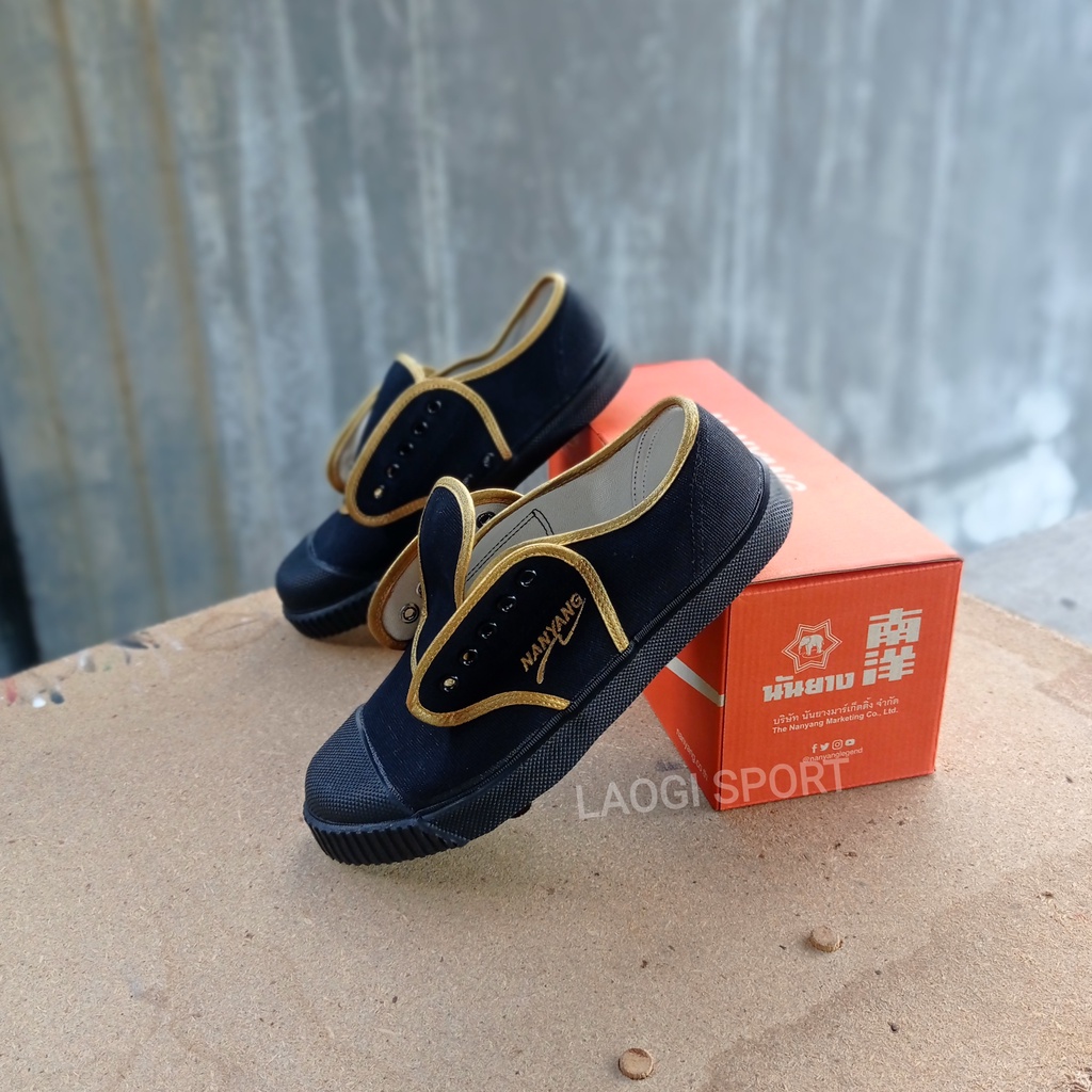 Sepatu Nanyang hitam list emas polos
