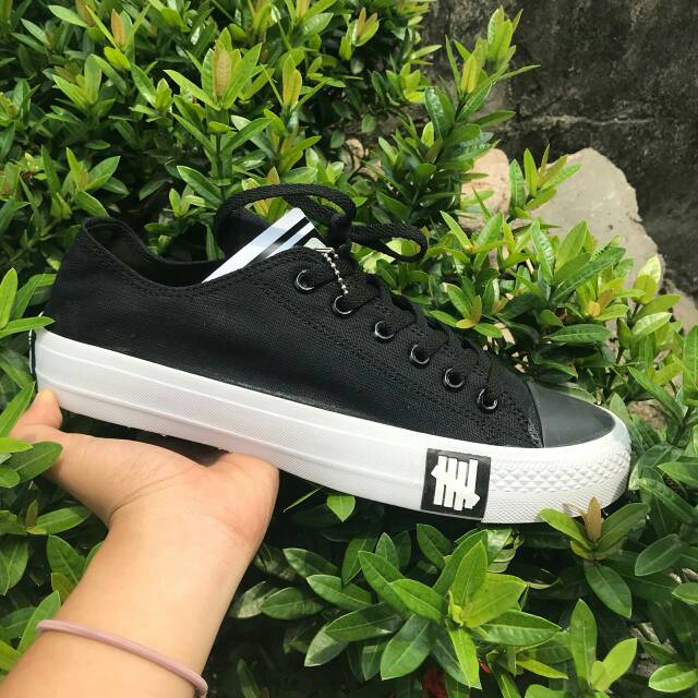 Converse Chuck Taylor Hitam Putih grade ori