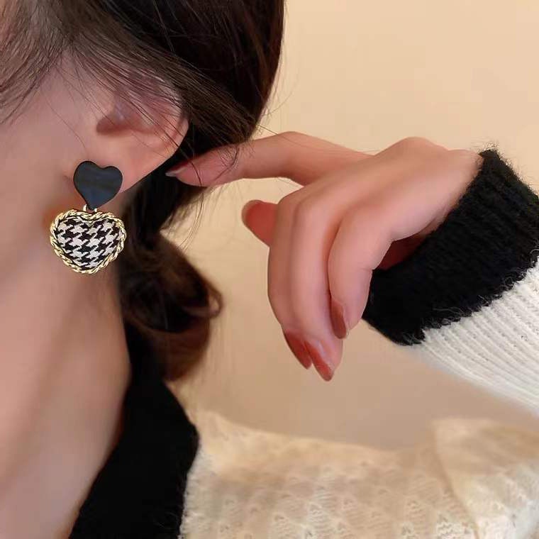 Anting Tusuk Motif Beruang Hitam Ala Korea Untuk Wanita