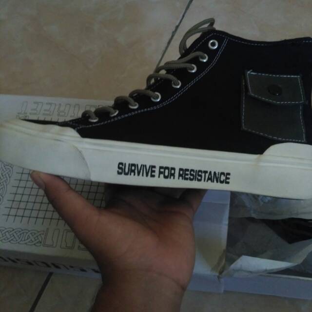 Sepatu poison street