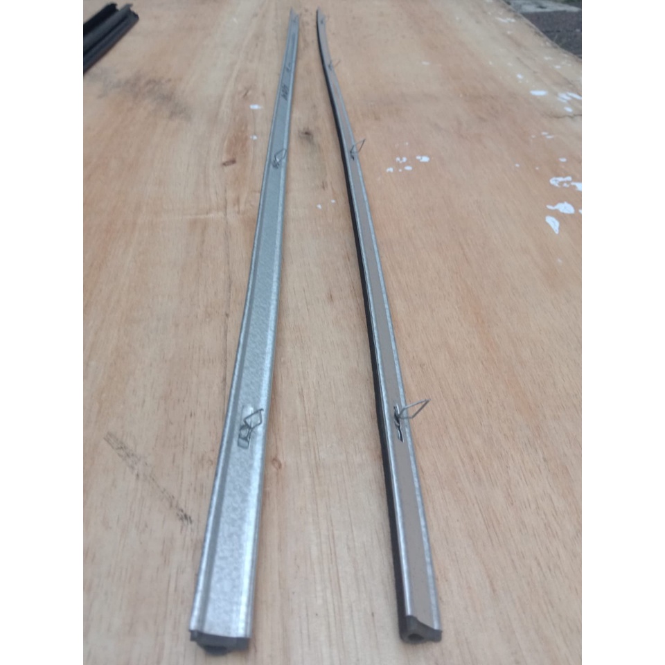 PELIPIT TU DEPAN KACA MOBIL SUZUKI FUTURA AST