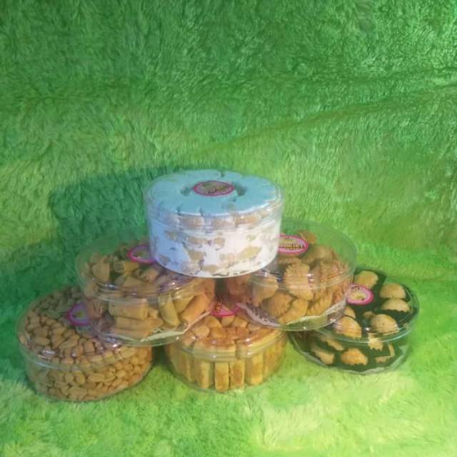 

Kue kering berupa nastar kastengel ,kue kacang, Putri salju.tuk merayakan hari yg penuh Fitri ini