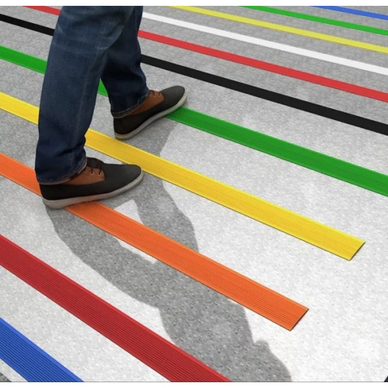 Lis karet pengaman siku tangga anti slip Step nosing karet Type lurus dengan perekat