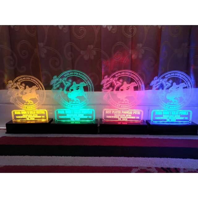 Plakat Ucapan Selamat Event Tropi Kenang Kenangan Bahan Akrilik Warna Custom Lampu Nyala