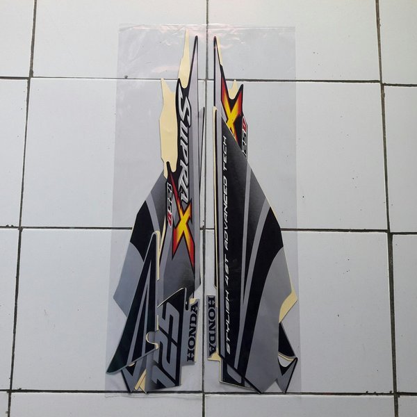 sticker striping body lis motor supra x 125d 2007 hitam-silver