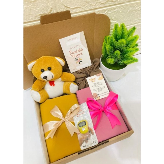 

Hampers Hijab / Hampers Boneka / Gift Box Hijab/ Hampers Ulang Tahun / Kado Ulang Tahun Wanita Cewek
