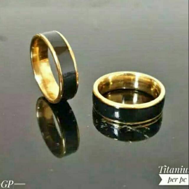 CINCIN TITANIUM PRIA MODEL KOMBINASI EMAS DAN HITAM