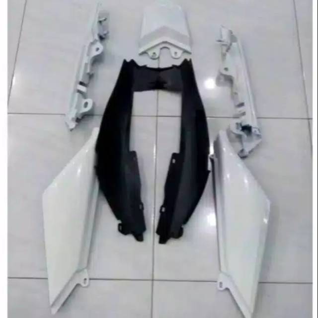 Cover body belakang vixion NVL NVA putih