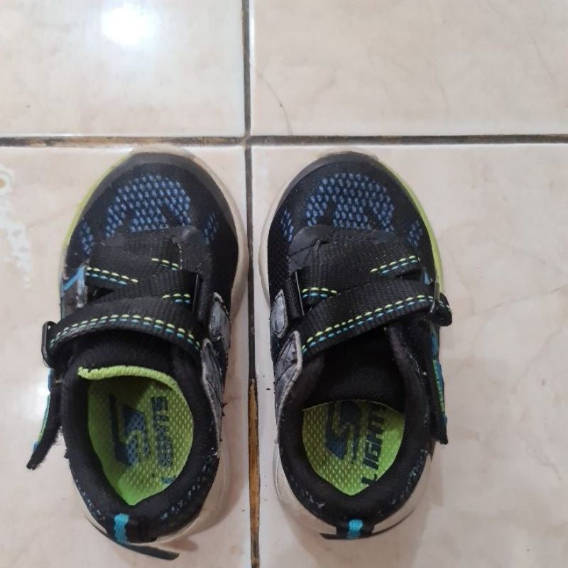 Preloved sepatu skecher anak