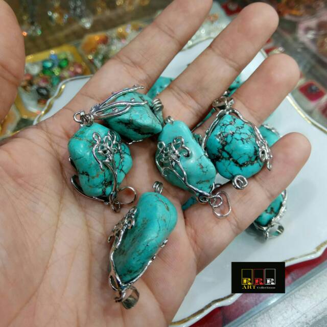 Liontin Batu Virus Natural