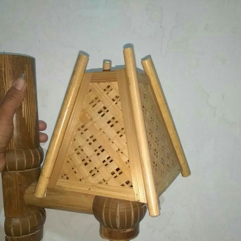 Tempat Lampu Dinding Dari Bambu