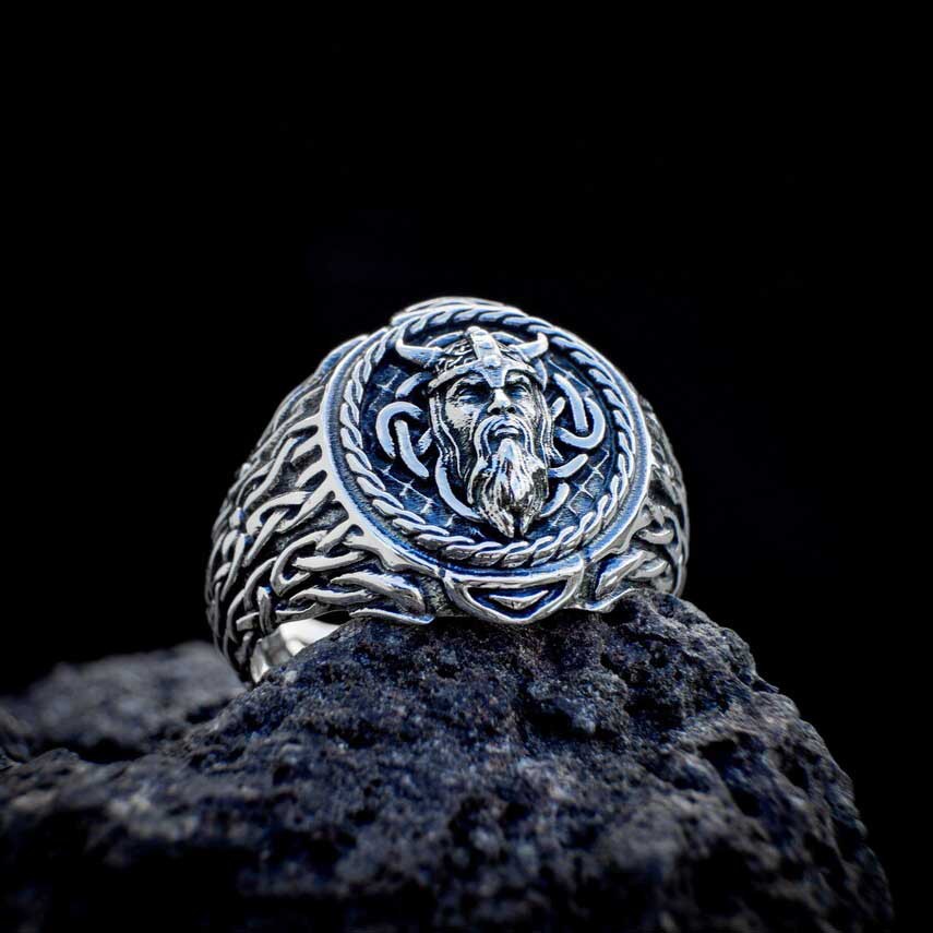 Cincin Bentuk Kepala Banteng Bahan Titanium Steel Warna Silver Gaya Vintage Untuk Pria