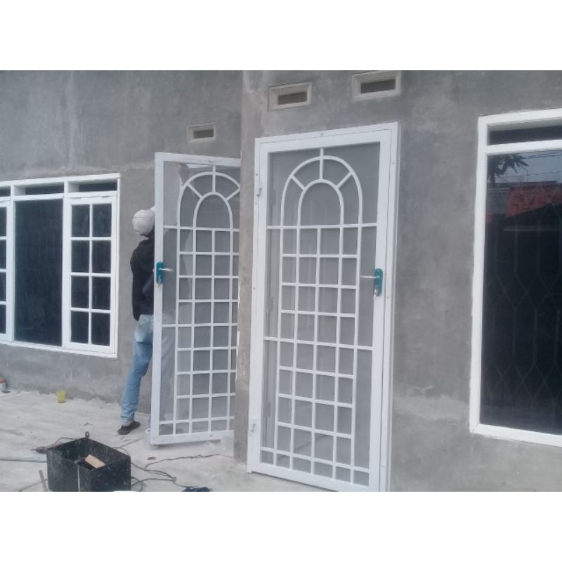 Pintu doblle atau pintu tralis minimalis