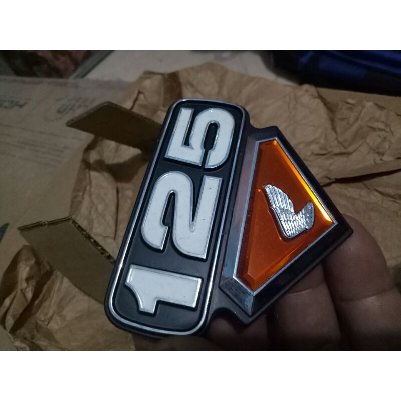 Emblem Dop Kempol tutup accu Honda Cb125 Original