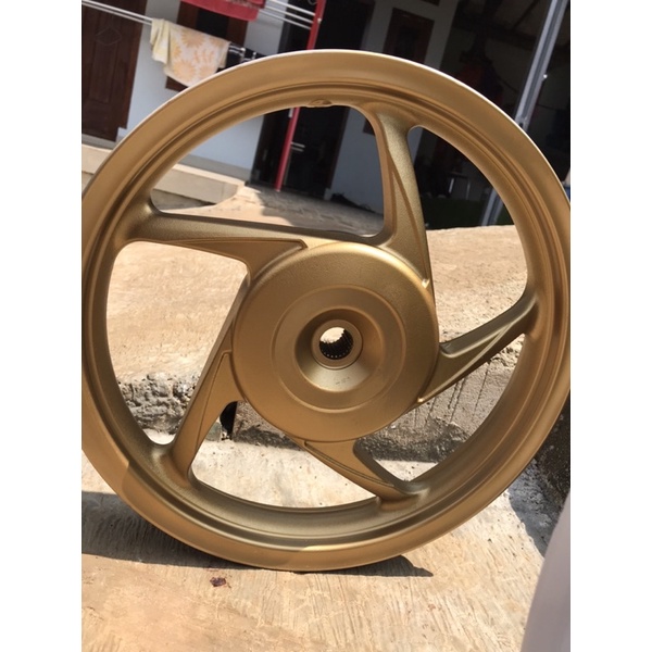 Velg belakang vario 125 old warna gold original