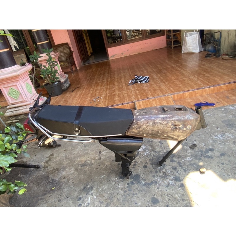 Body gl 100  tengki ori,begel ori ,jok baru,selebor belakang ori ,selebor tengah ori,kempol imi