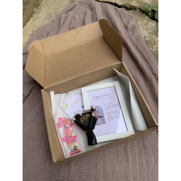 

BISA CUSTOM!!! Hampers Foto Aesthetic + Buket mini Edelweis Murah for wisuda, Ulang tahun dll