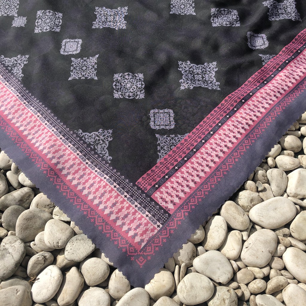 JILBAB MOTIF HIJAB SEGIEMPAT VOAL MOTIF PREMIUM JILBAB PRINT LASERCUT KERUDUNG SEGIEMPAT MOTIF MURAH-Dinah Hitam