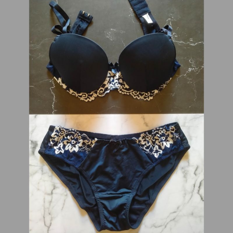 Pakaian dalam wanita / Bra Kawat / BH dan CD/ Set Bra St Yves Navy Renda