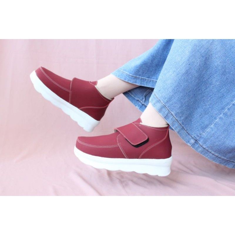 SEPATU WEDGES ONE LOVE,SEPATU MERAH TRENDY,SEPATU HAK ONE LOVE,SEPATU TERBARU ONE LOVE