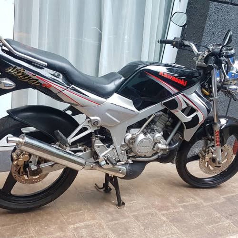 STIKER STRIPING MOTOR NINJA R 2005 HITAM SILVER