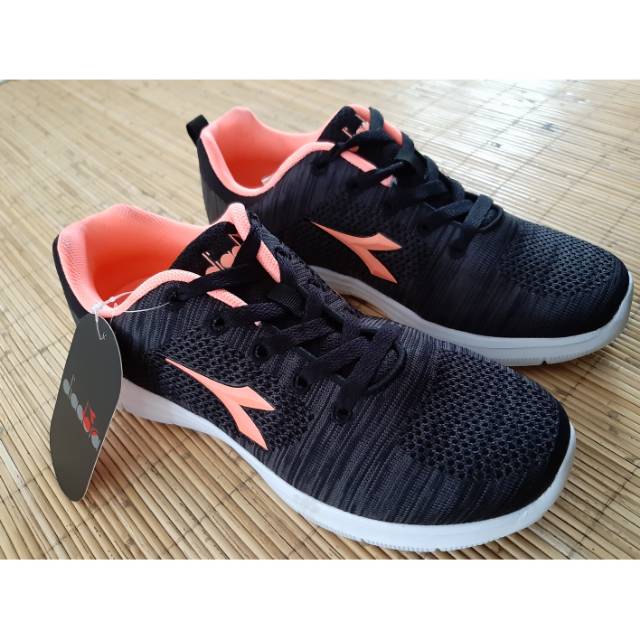 Sepatu merek Diadora (pesanan ADIS)