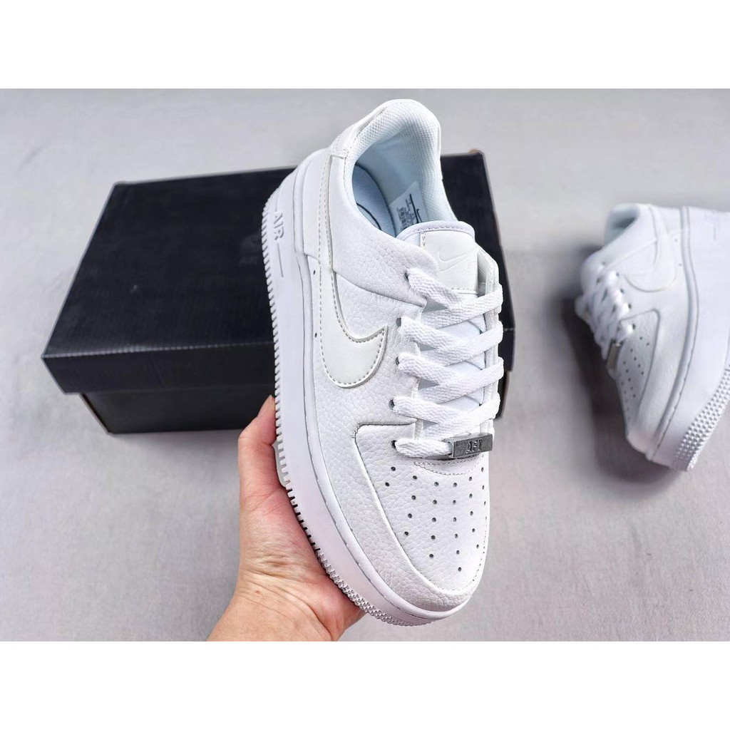  Sepatu  Sneakers Low Top Bertali Desain Nike  Air Force 1  