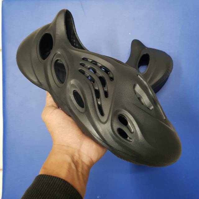 black yeezy foam