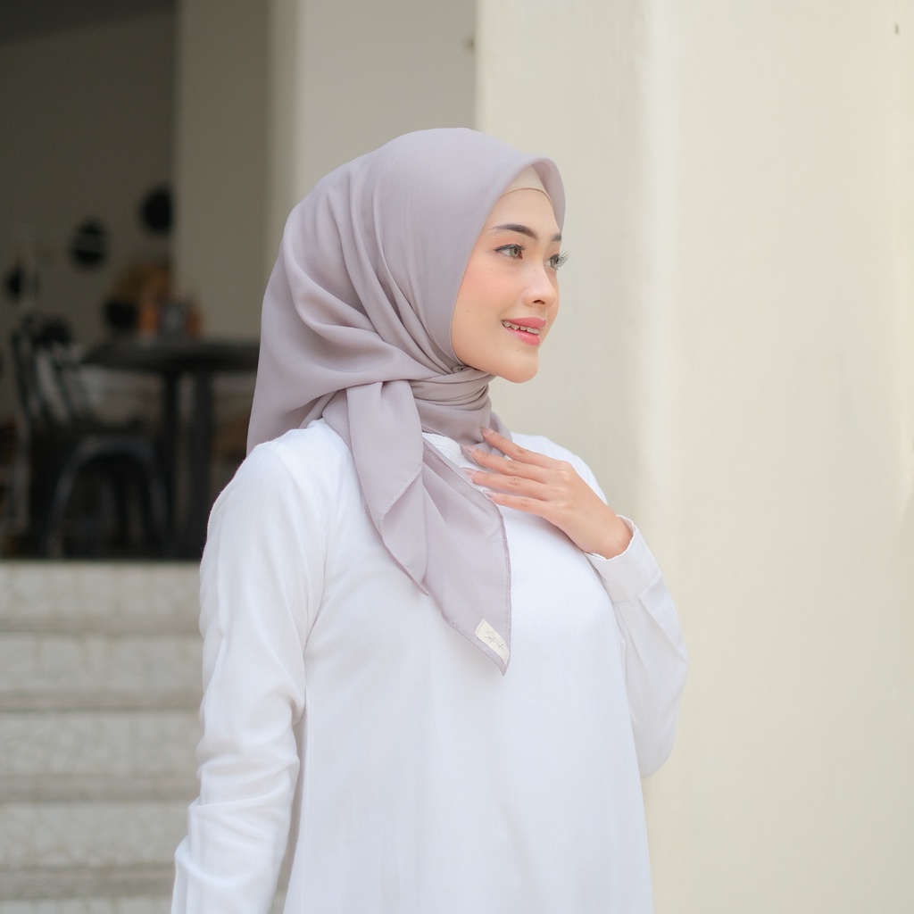HIJAB POLLYCOTTON PREMIUM / HIJAB SEGI EMPAT / KERUDUNG SEGI EMPAT / HIJAB POLLYCOTTON / JILBAB SEGI EMPAT-SILVER