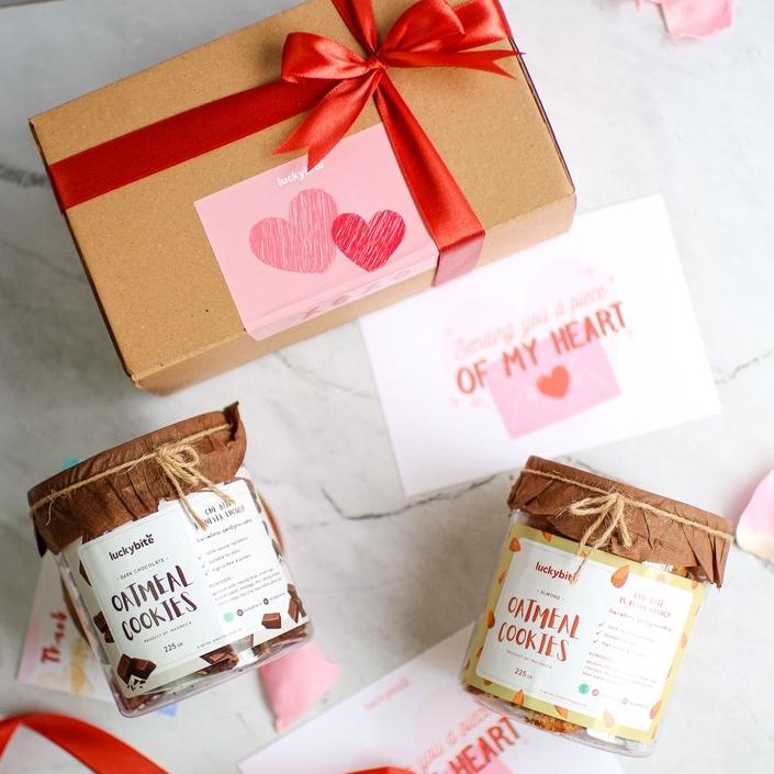 

Promo tajir Valentine Hampers / Hampers Valentine / Kado Valentine / Valentine's Gift - Oatmeal Cookies 2 Jar + FREE Greeting Card + Pita